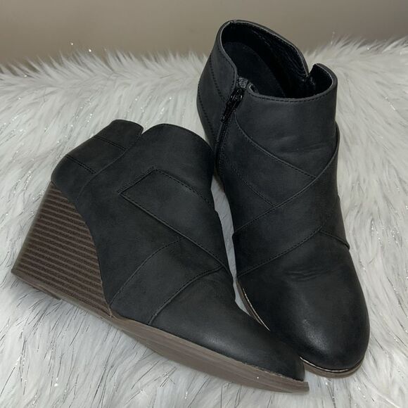 Maurices 11M Black Alexis Cross Strap Wedge Bootie - Picture 2 of 12